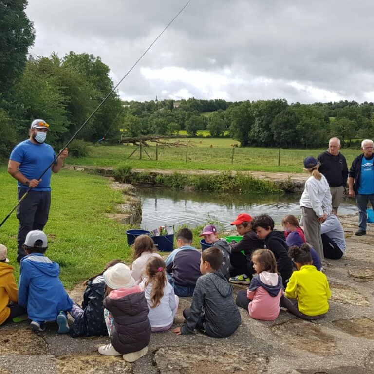 Découverte de la pêche pour les enfants du centre de loisir de Bozouls